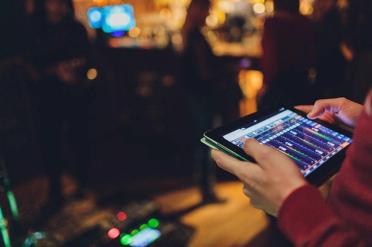 AduQ betting interface with pot display and player options